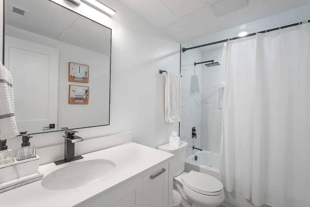 Enjoy City Skyline Views From Private Roof Deck! Washington